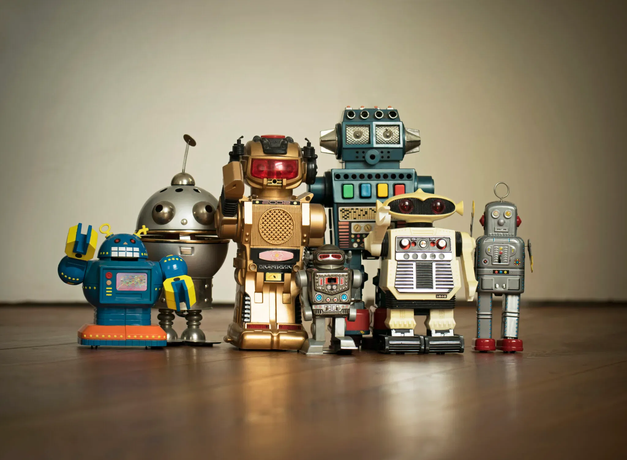 Roboterfamilie: Spielzeugroboter stehen wie eine Familie zusammen.